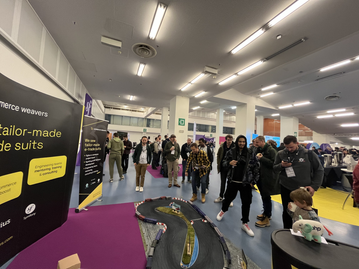 Stoisko Commerce Weavers na konferencji IT SymfonyCon 2023