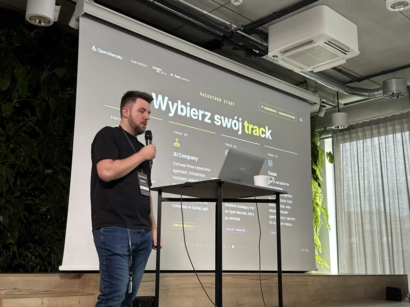 Presentation of the tracks at the HackOn Open Mercato hackathon in Wrocław
